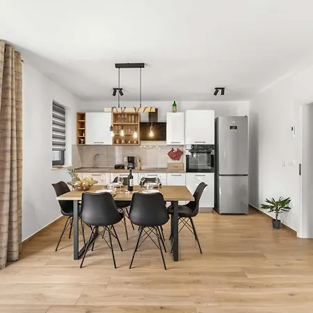 Em Apartment *